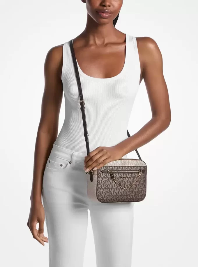 Velká metalická crossbody kabelka Jet Set s logem Signature Velká metalická crossbody kabelka Jet Set s logem Signature